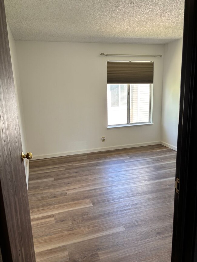 Building Photo - MOVE IN SPECIAL, 1/2 OFF 1ST MONTH RENT FO...