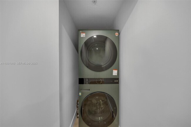 Building Photo - 170 SE 14th St