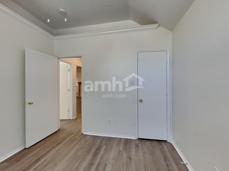 Building Photo - 605 Arbor Ln