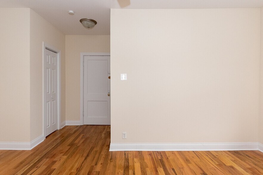 Building Photo - 905 W Cornelia Ave