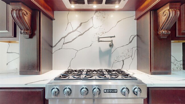 Building Photo - 18814 Cove Vista Ln