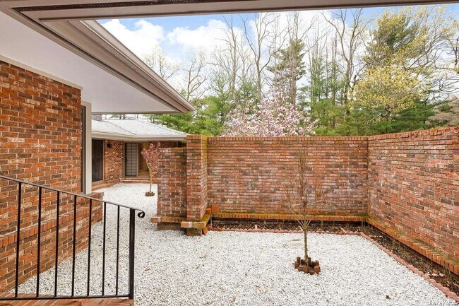 Building Photo - 461 Muttontown Eastwoods Rd