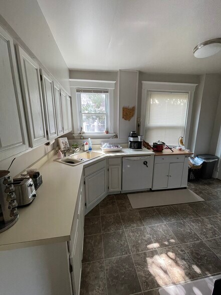 Building Photo - 2860 Erie Ave