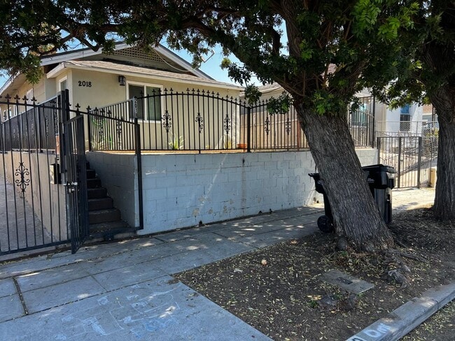 Building Photo - 1 Bedroom House With Yard and Private Laundry