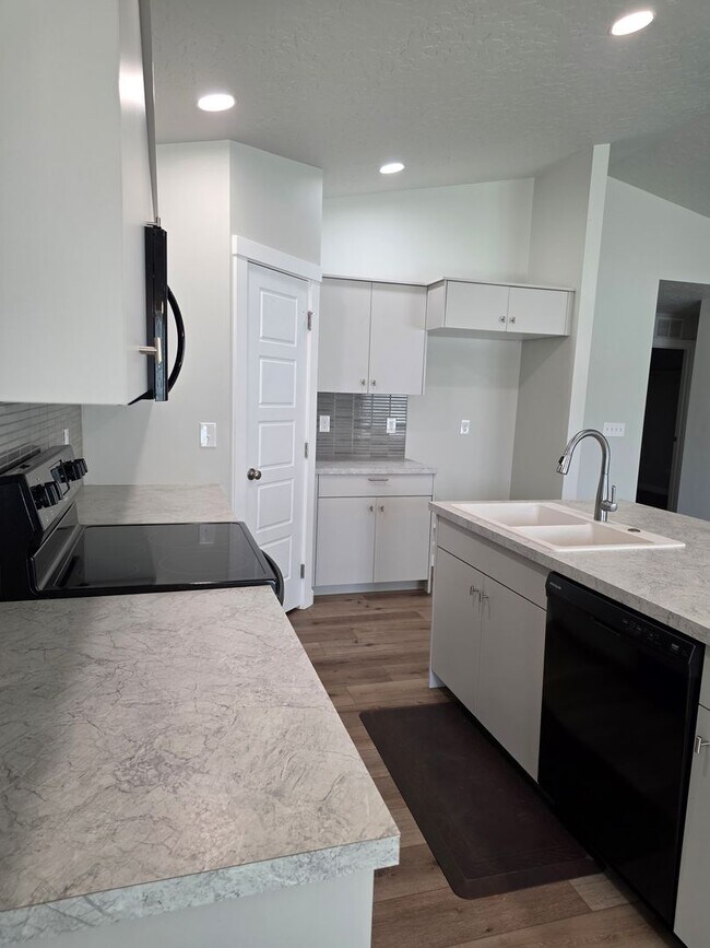 Building Photo - Like new 4 Bedroom Home