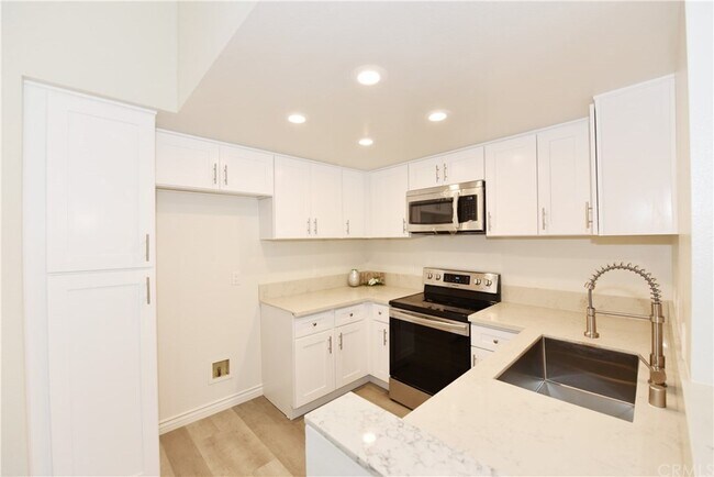 Unit comes with a brand new stainless refrigerator. All stainless appliances match, same brand - 50 Alicante Aisle