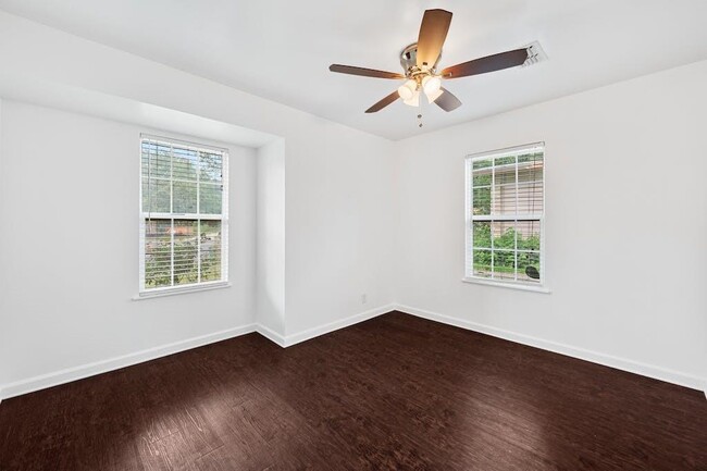 Building Photo - 3202 Dolphin Dr