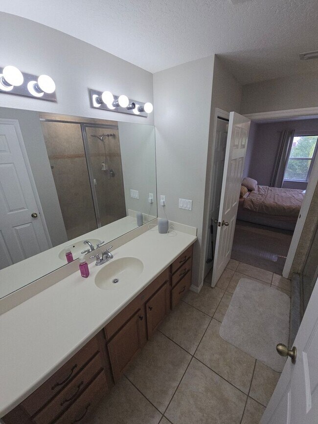 Building Photo - Modern 3 Bedroom 2.5 Bath in Gibsonton