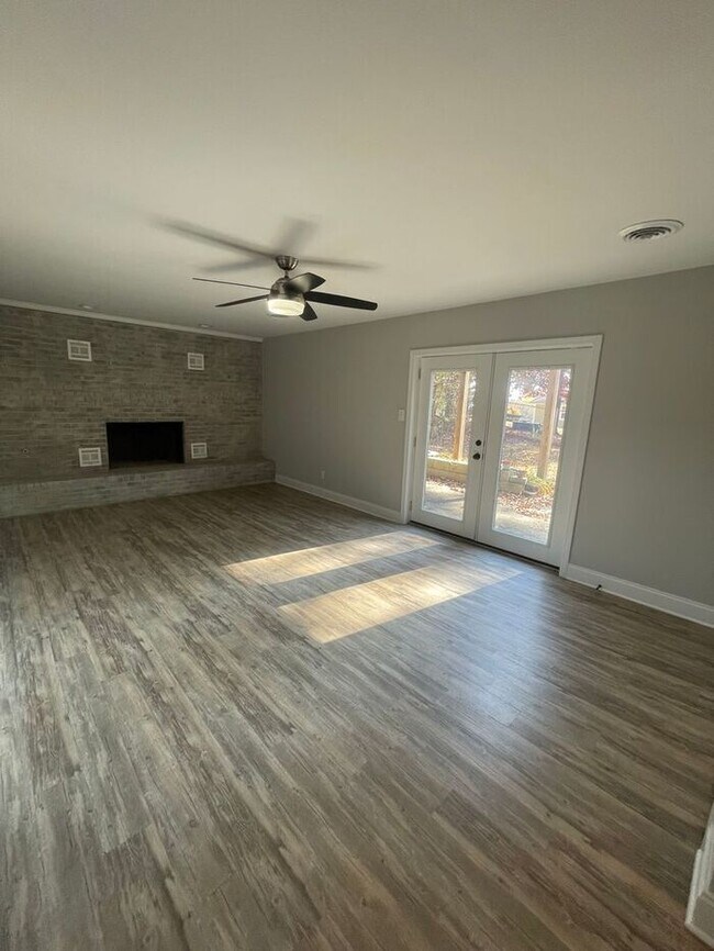 Building Photo - 4 Bedroom - 3 Bath Home with a 2 car garage in Farragut