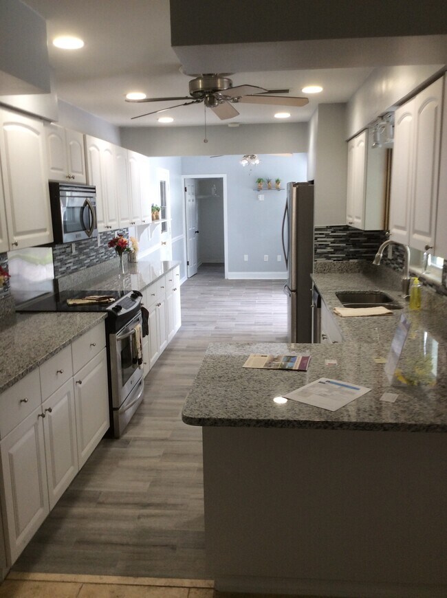 Building Photo - 1401 Silverstone Ave