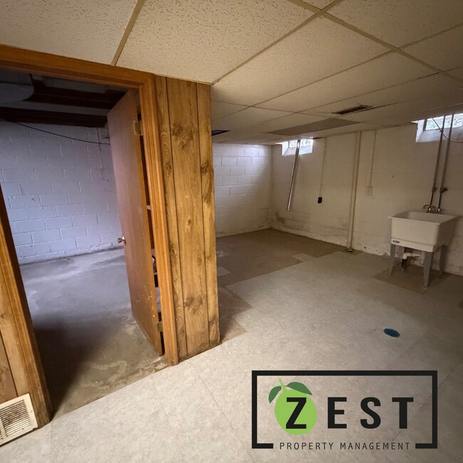 Building Photo - Excellent 3 Bed 1.5 Bath with basement & garage only $1,250/mo!