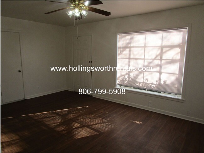 Building Photo - 3 Bedroom, 2 Baths, 2 living rooms with ex...