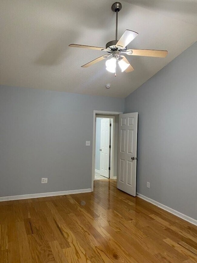 Building Photo - Welcome to this charming 3 bedroom, 2 bath...