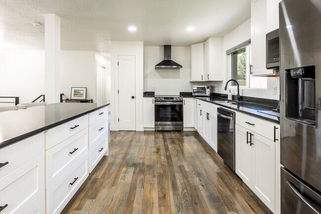 Building Photo - Exquisitely Renovated 4-Bedroom Oasis with Modern Upgrades