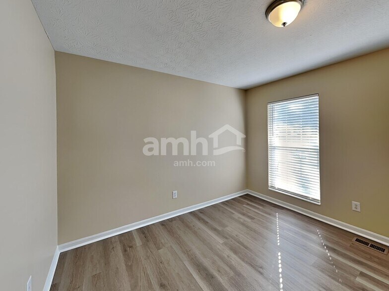 Building Photo - 725 Kent Cir