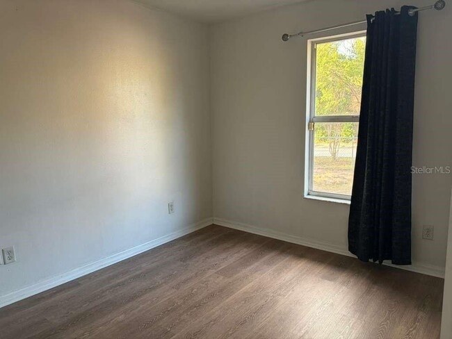 Building Photo - 548 E Walts Ave