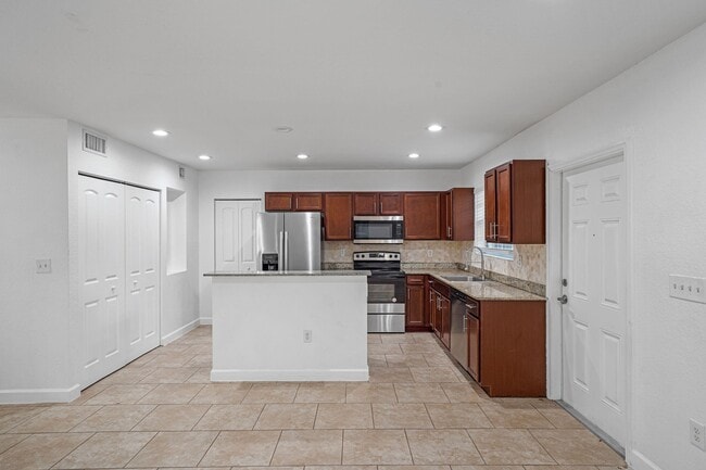 Building Photo - 3525 NW 114th Ln