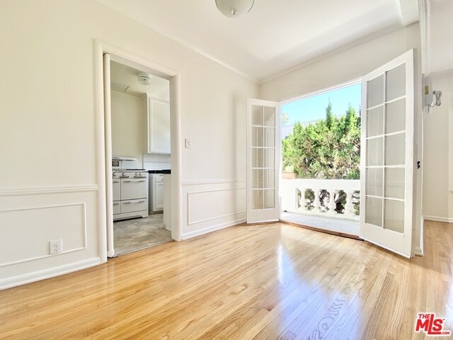 Building Photo - 2254 N Beachwood Dr