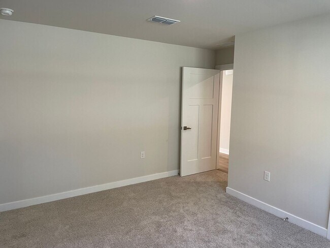 Building Photo - 3 Bedroom 2 Bath Home in Middle Creek Vill...