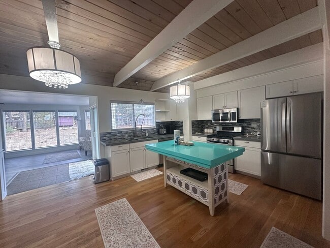 Building Photo - Charming, Fully Furnished 4 Bedroom House in Quiet Neighborhood- Pet Friendly!