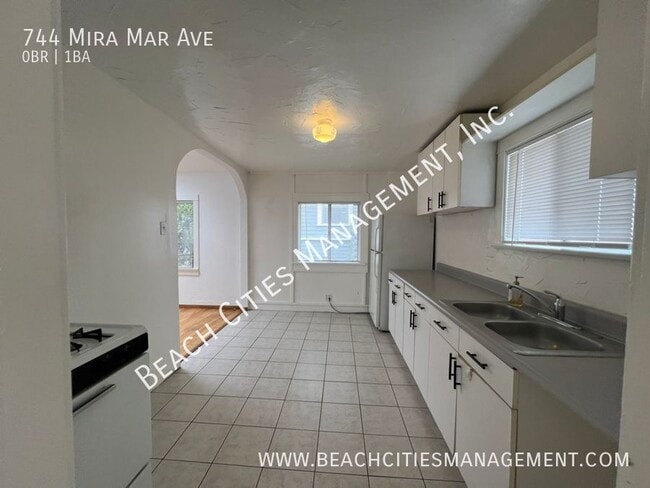 Building Photo - 744 Mira Mar Ave