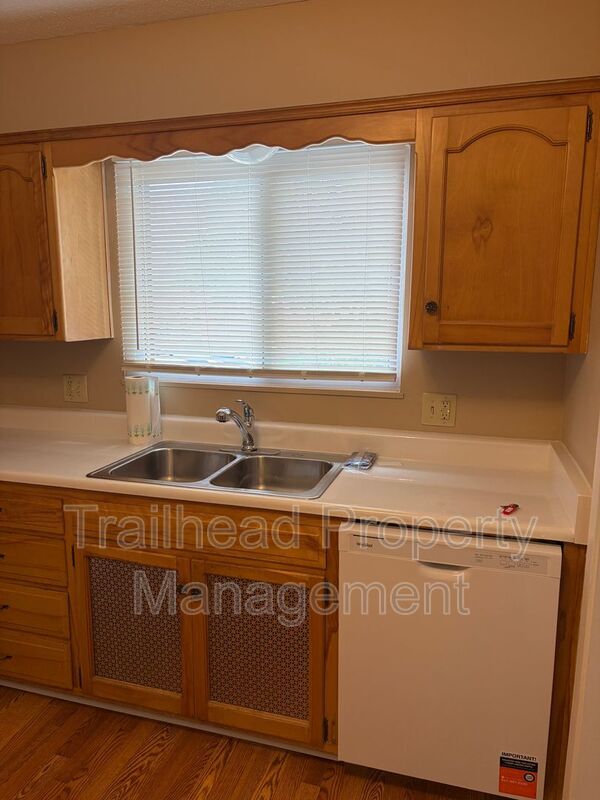 Building Photo - 5884 W 58th St