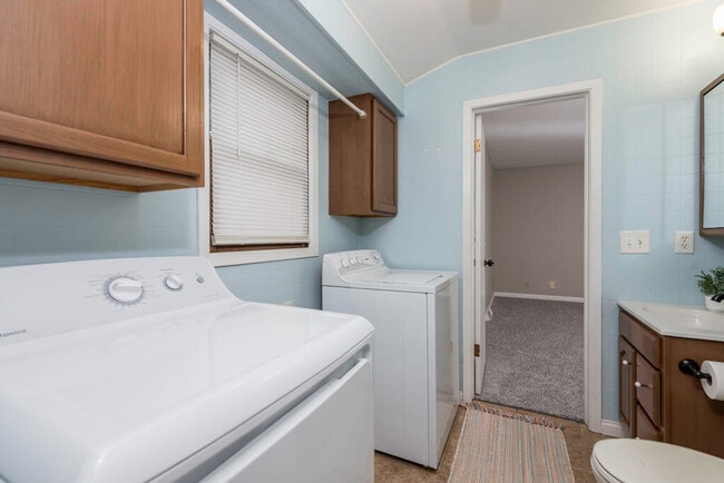Building Photo - 8929 42 Ct
