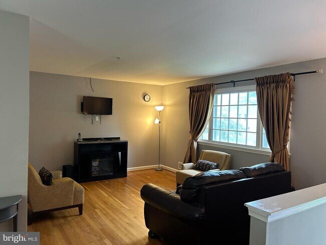 Building Photo - 10710 Tyrone Dr