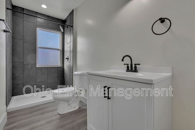 Building Photo - 807 E Deshler Ave