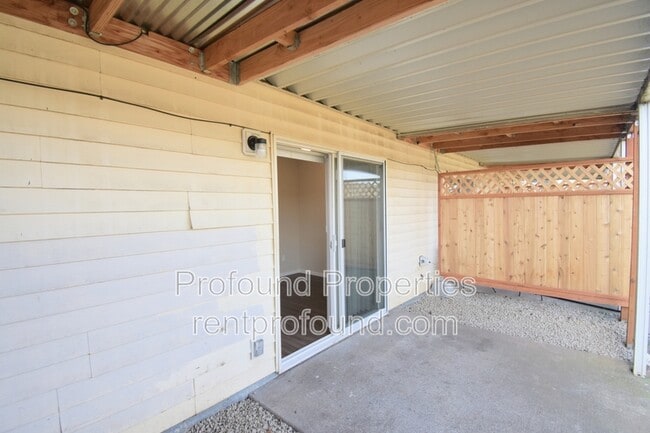 Building Photo - 738 NE 94th Ave