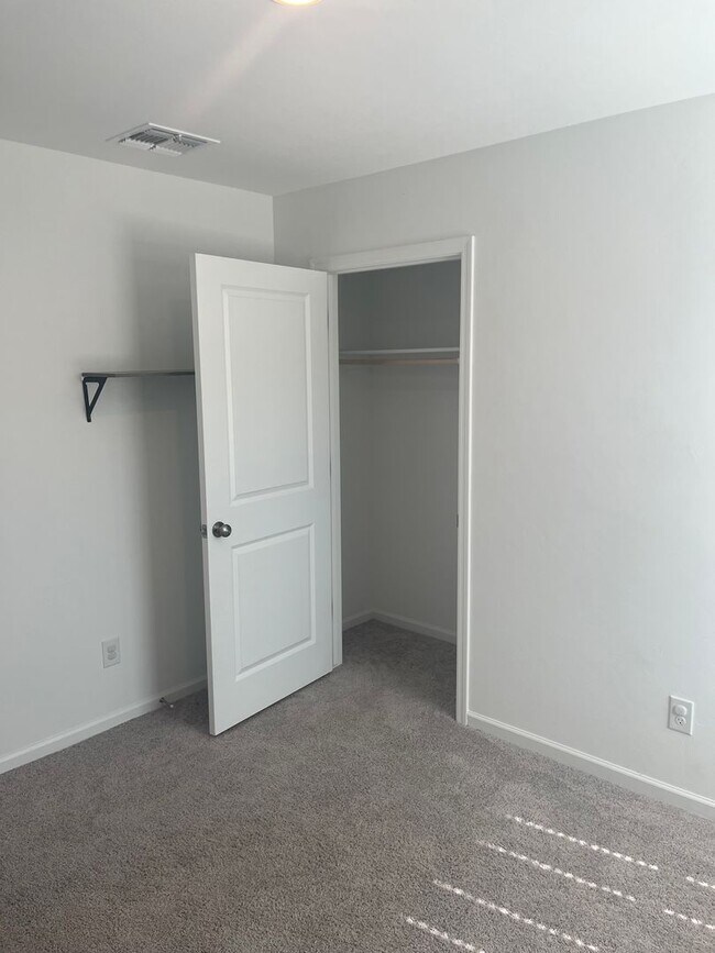 Building Photo - Beautiful 4 Bedroom 2 Bathroom split floor plan home in the newly built Turquoise Hills Neighborh...