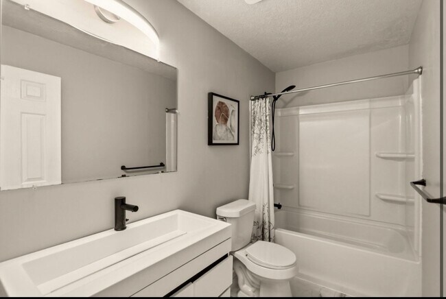 Building Photo - ? Luxury Living in Saginaw Township | 4 Bed • 4 Bath ?