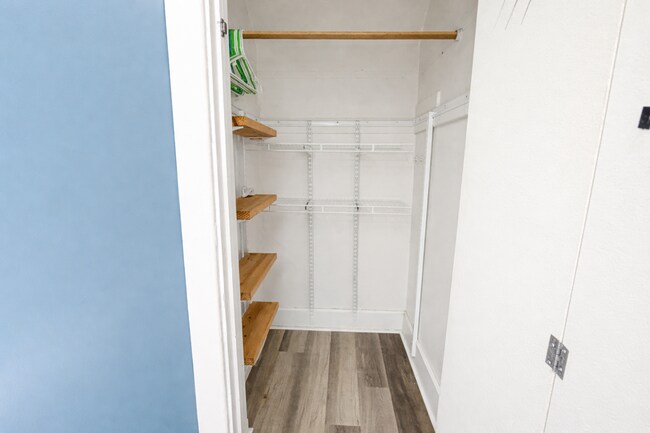 Building Photo - Clean Upper Unit! Move Right In!