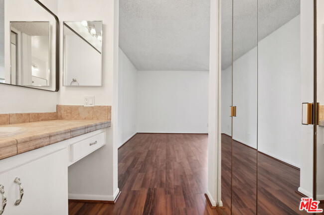 Building Photo - 6515 Green Valley Cir