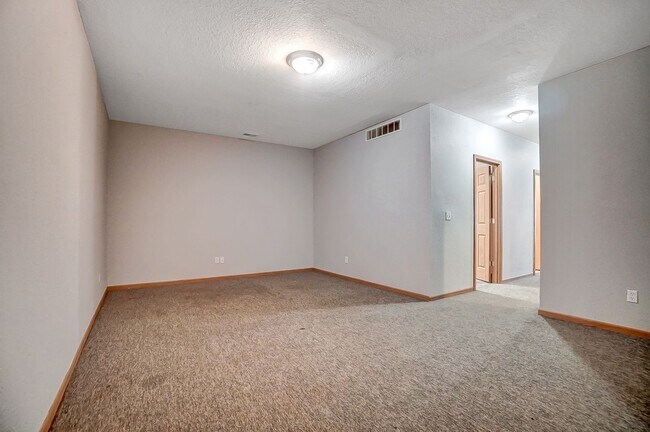 Building Photo - 1115 N Byrne Rd
