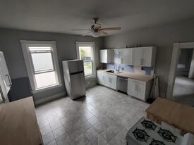 Building Photo - 208 E 9th St