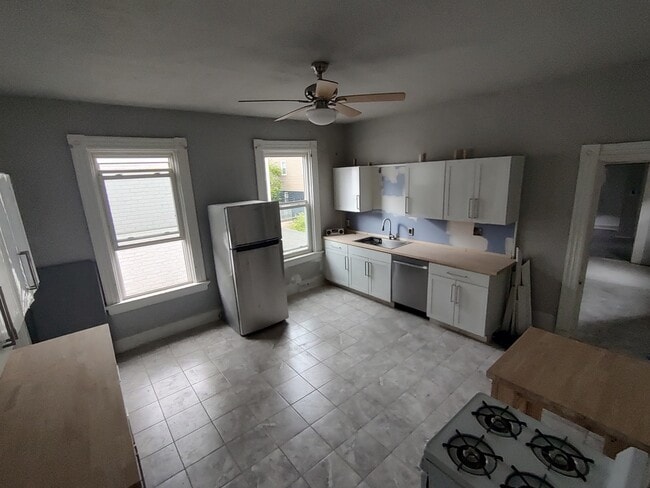 Building Photo - 208 E 9th St