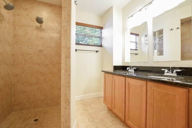 Building Photo - Charming 4/2 Colonial Town North Home with...