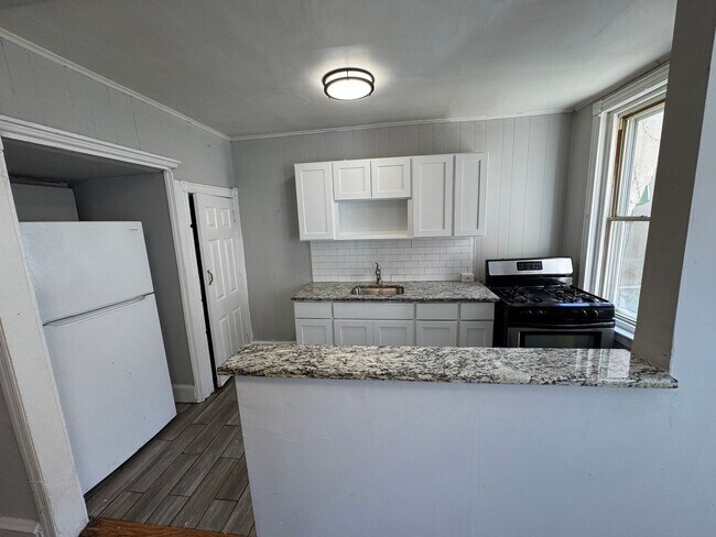 Building Photo - Charming 3BR Home with Private Fenced Yard  Cozy Comfort