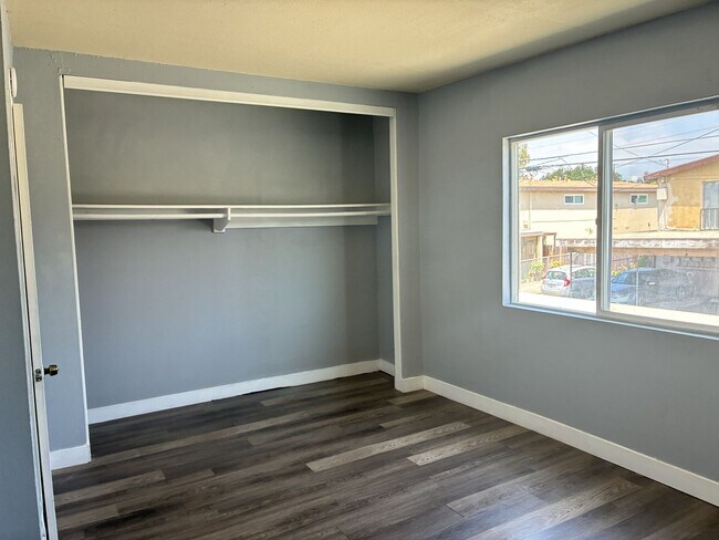 Building Photo - 1129 E La Deney Ct