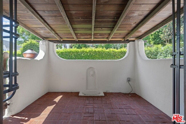 Building Photo - 1308 N Harper Ave