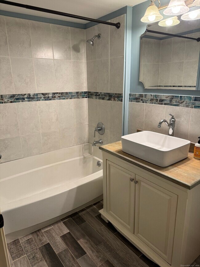 Building Photo - 158 College St