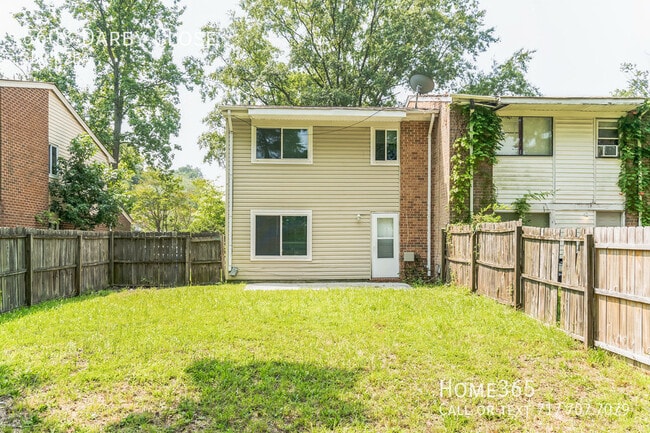 Building Photo - Incredible 3 Bedroom 2 Bedroom Townhouse O...