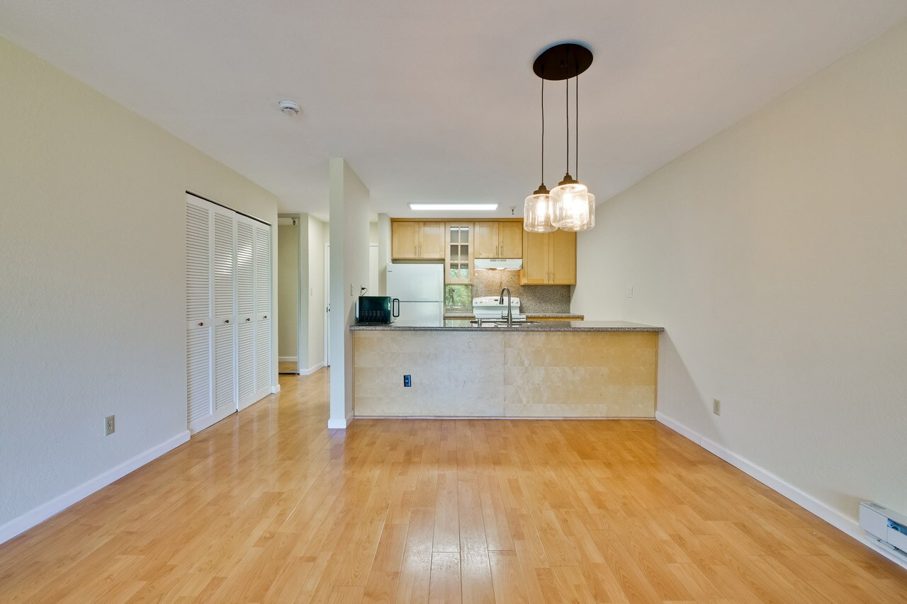 Building Photo - 725 Mariposa Ave.