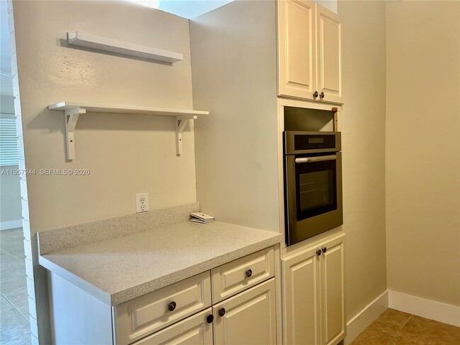 Building Photo - 1433 NE 22nd St