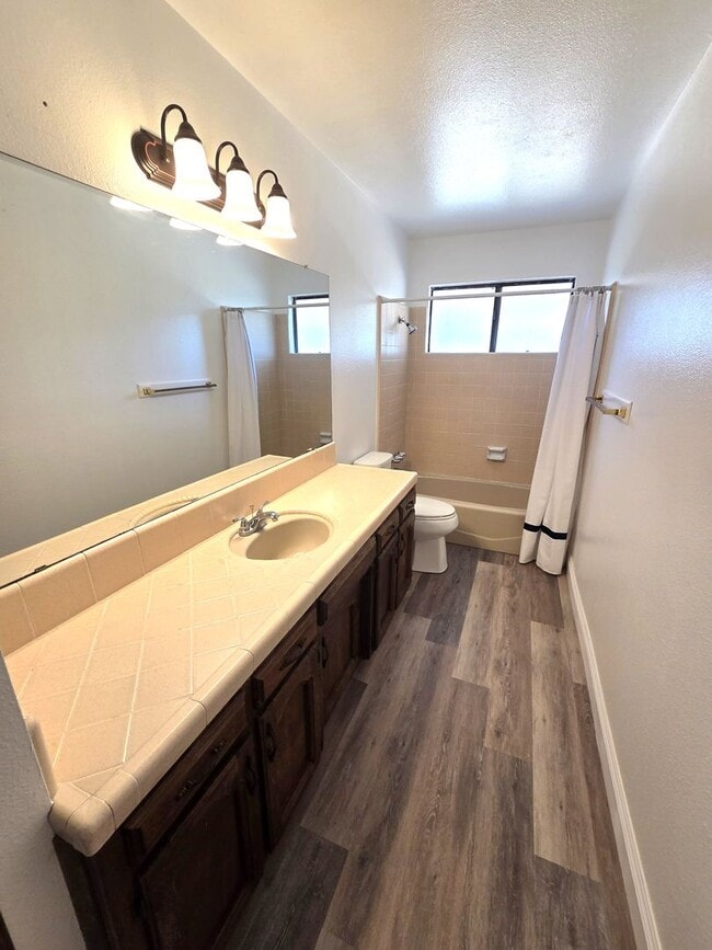 Building Photo - Beautiful 3 Bedroom 2 Bath Home on Large Corner Lot