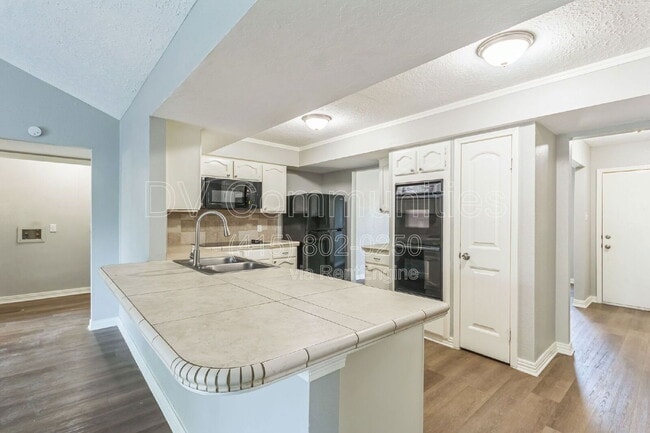 Building Photo - 809 Willow Creek Dr