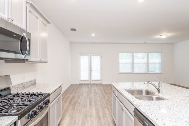 Building Photo - Beautifully designed 3-bedroom, 2.5-bath end-unit townhome in Suwanee