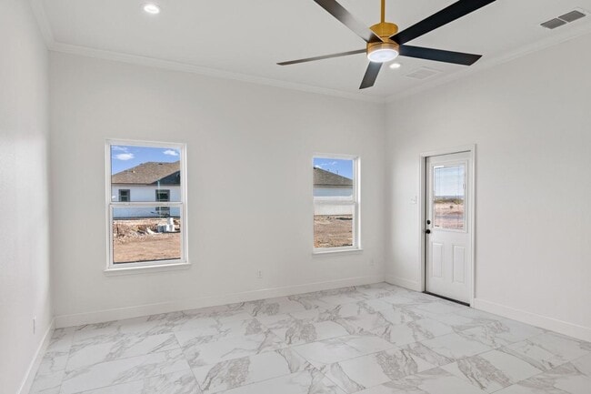 Building Photo - 206 E Persimmon Dr