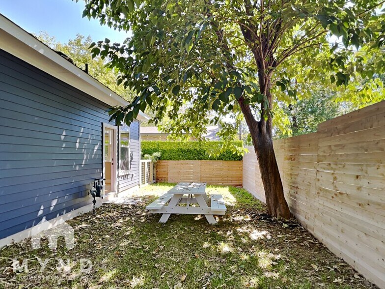 Building Photo - 5204 Huisache St